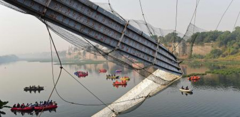 Video: Caída de puente en India deja 132 fallecidos