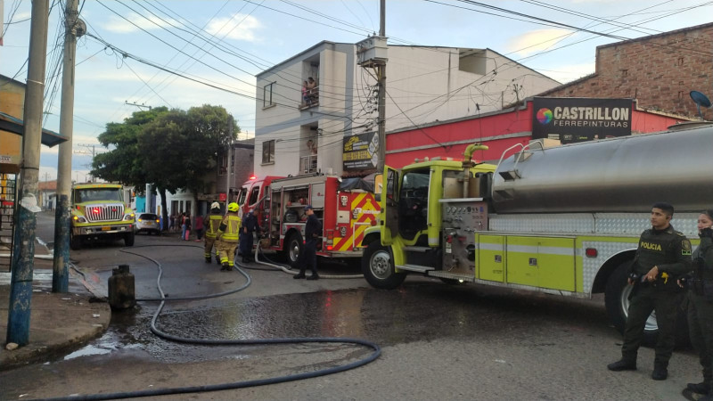 Video: Voraz incendio en local del Girardot, B/manga