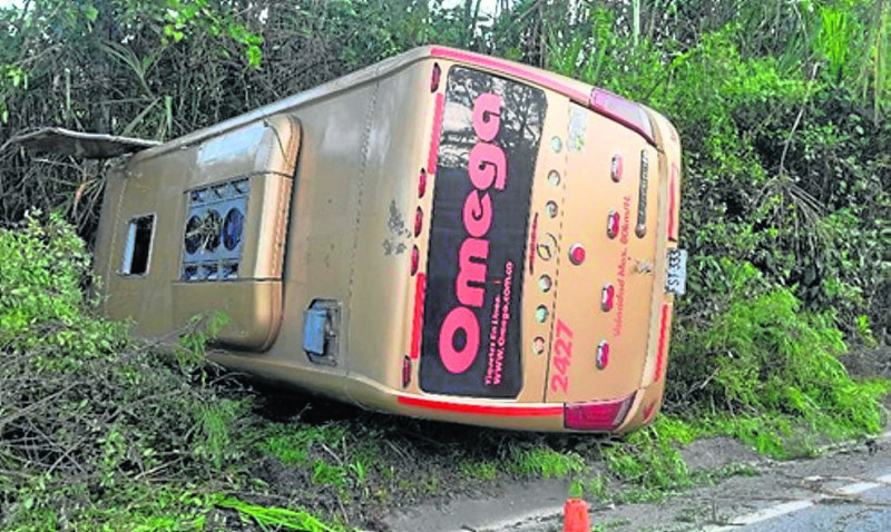 Siete heridos por volcamiento de un bus en Santander