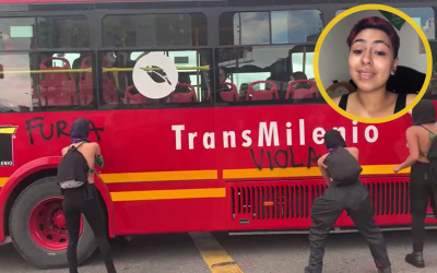 Feministas vandalizan un Transmilenio en protesta por abuso de menor