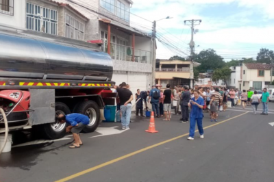 Piedecuestanos ‘a punta’ de carrotanques para recibir agua