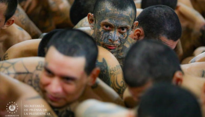 El Salvador inaugura su cárcel más temida para albergar a los pandilleros más peligrosos del país