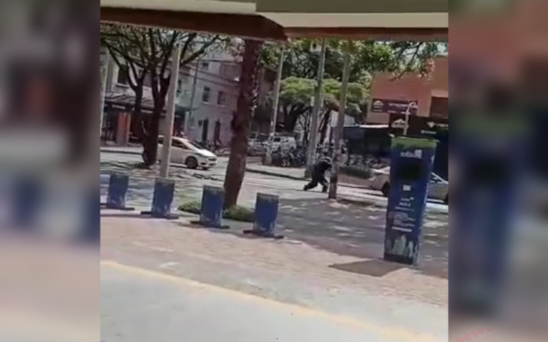 En video balacera en Medellín: intento de robo a banco termina en tiroteo