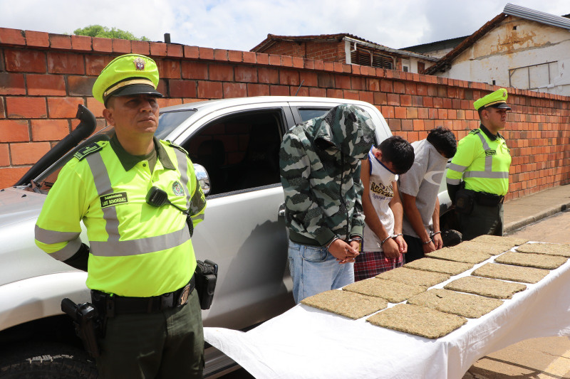 ¡La pinta los delató! Atrapados en camioneta de alta gama