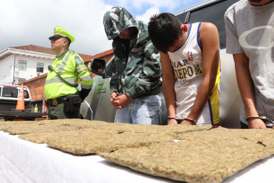 ¡La pinta los delató! Atrapados en camioneta de alta gama