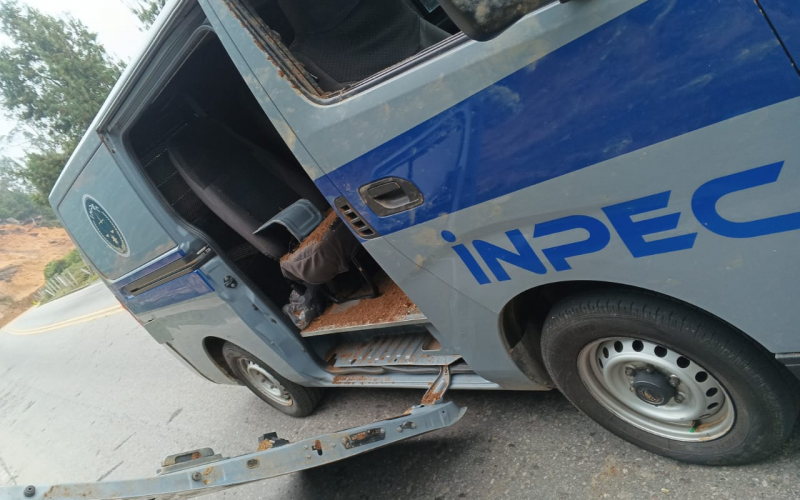 Vehículo del Inpec es víctima de atentado con explosivo en vía que conecta Pamplona con Bucaramanga