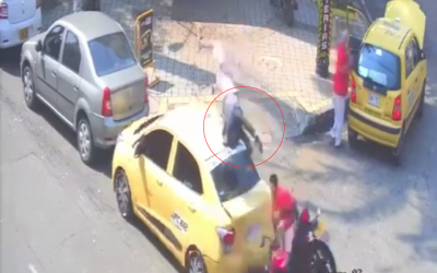 En Vídeo ll Motociclista impacta contra taxi estacionado y queda inconsciente.