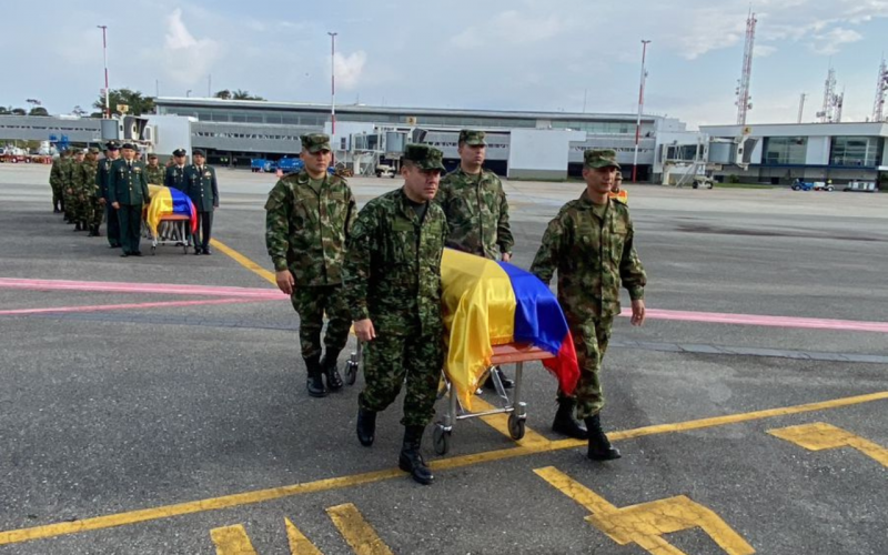 Cinco soldados fallecidos en ataque criminal son despedidos con honores en Bucaramanga