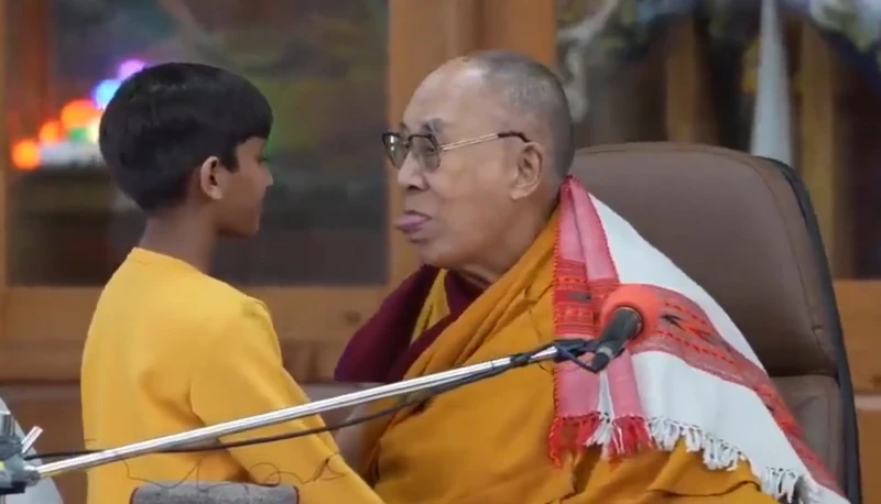 “Chúpame la lengua”: El deplorable acto del Dalai Lama y la urgente necesidad de cuestionar a los líderes religiosos.