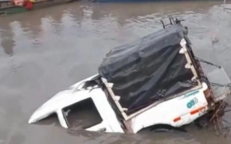 Tres fallecidos tras accidente en ferry que transportaba vehículos en el río Magdalena