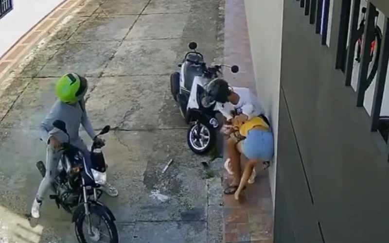 Mujer es asaltada violentamente por dos delincuentes en el Barrio Parnaso de Barrancabermeja