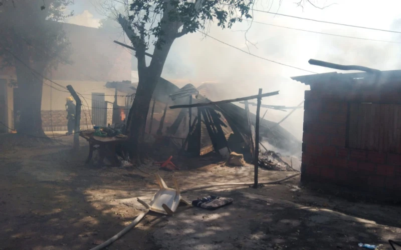 Incendio en el barrio Rincón de Girón deja varias viviendas afectadas