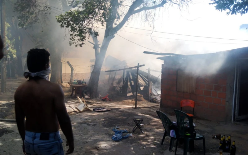 Incendio en el barrio Rincón de Girón deja varias viviendas afectadas