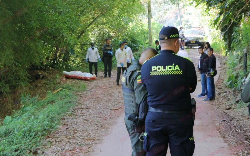 Encuentran cuerpo sin vida de hombre en la vereda Buenos Aires