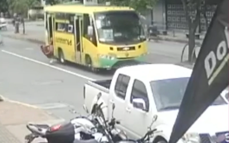 En Video: Pasajero Cae de un Bus en Movimiento en Bucaramanga