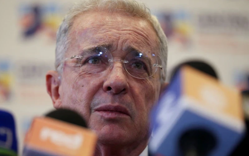 Álvaro Uribe enfrentará juicio: Juez niega preclusión en caso de soborno y fraude