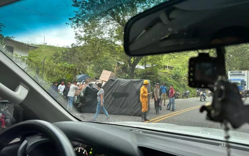 En la autopista Medellín - Bogotá: dos menores pierden la vida en un trágico accidente