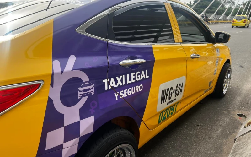 Innovación en Seguridad: "Taxis Violetas", un refugio rodante para las mujeres de Bucaramanga.