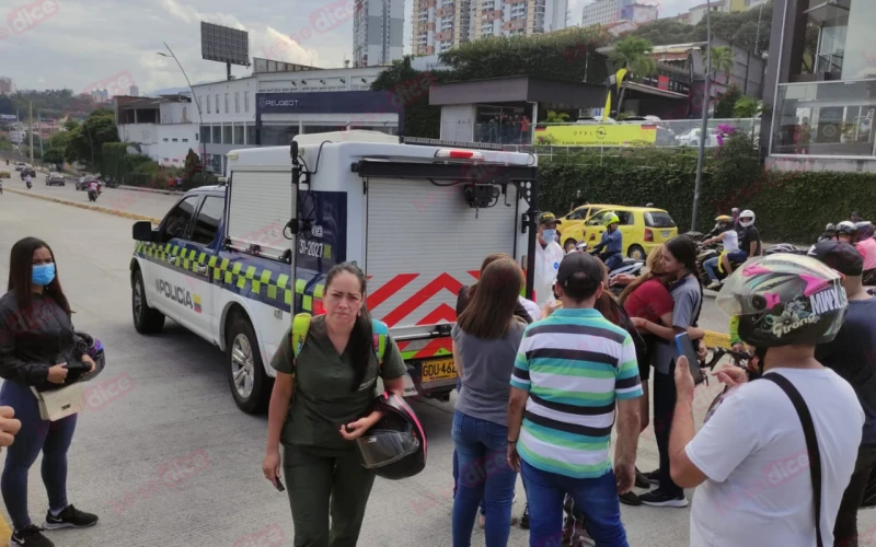 Un golpe con un cono de señalización sería la causa de un falta accidente