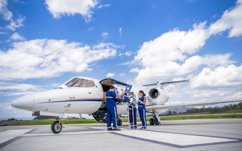 El avión de FCV en Santander cumple una década trasladando a pacientes críticos