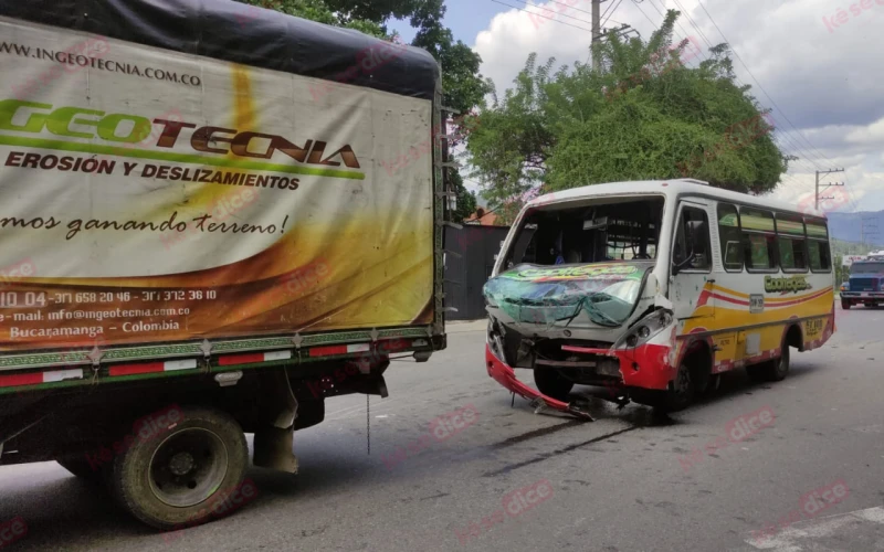 Presunta falla en los frenos desata accidente en la vía Girón-Bucaramanga dejando cinco personas heridas