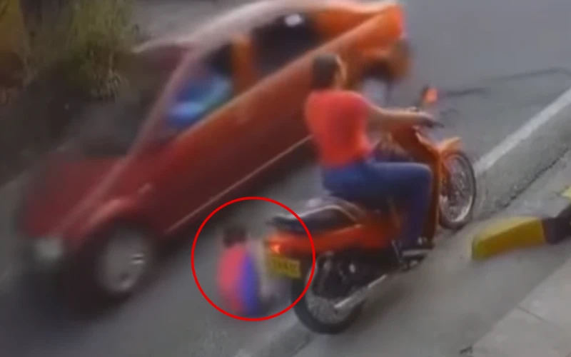 Niño sobrevive tras ser tumbado de una moto por un Codazo que le dio una mujer