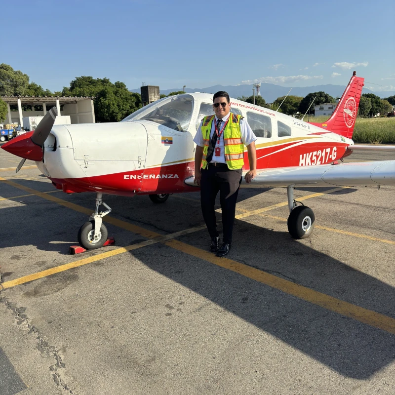 Joven alcanza su sueño de ser piloto de aviación gracias a la venta de tamales
