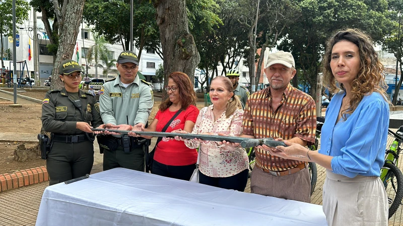 Comunidad y policía unidas para recuperar símbolo del parque Bolívar