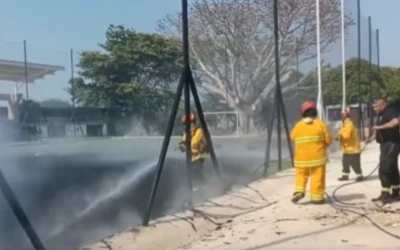 En video:  Vigilante incendia cancha sintética de un colegio por falta de pago