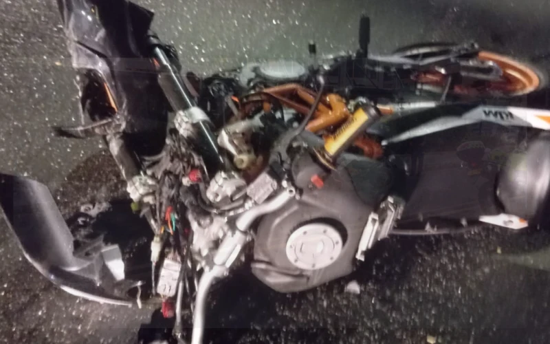Tragedia en el Anillo Vial: Joven Motociclista Pierde la Vida en Impactante Choque con Taxi.