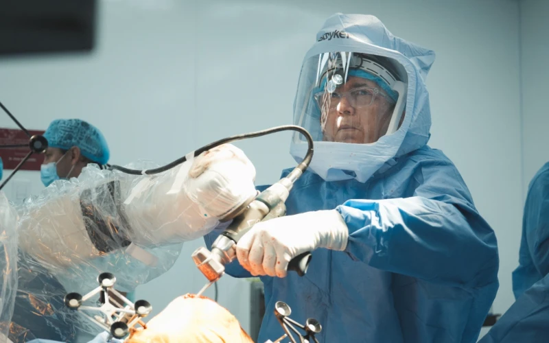 Avance médico en Santander: exitosa cirugía robótica marca el futuro de la ortopedia.