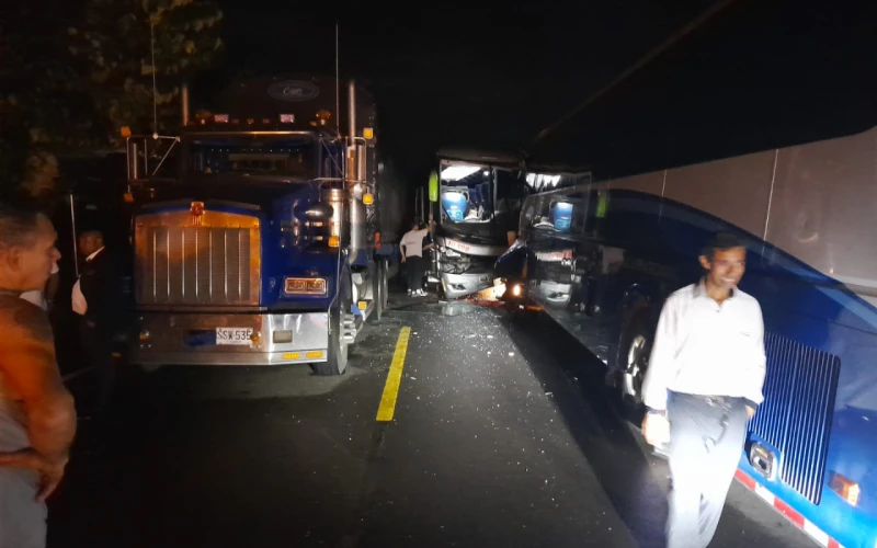 8 heridos deja accidente de buses en la Lizama