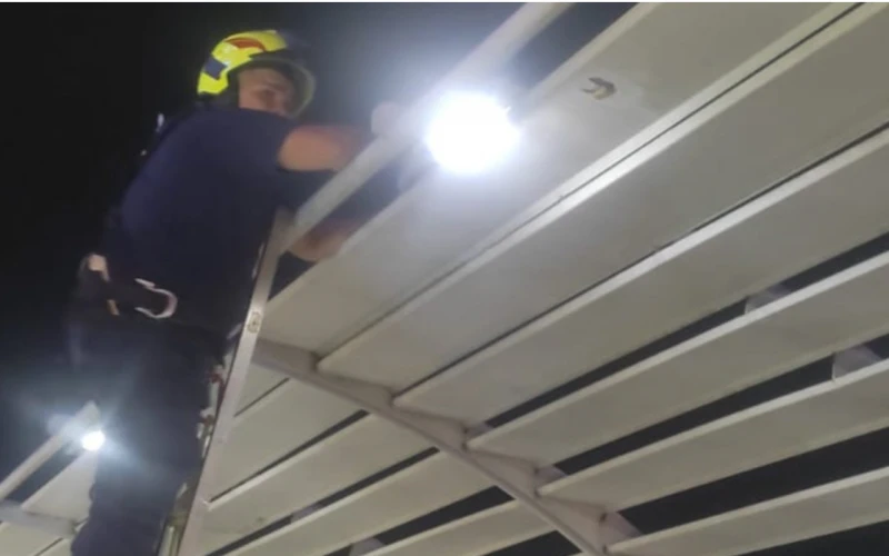 En video Bomberos rescatan a hombre del puente de La Novena en Bucaramanga