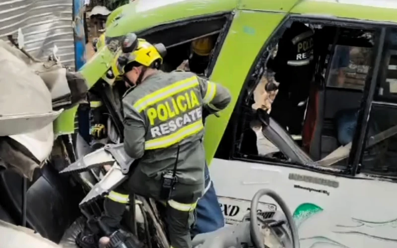 Dramático rescate de conductores en Floridablanca: Imágenes del accidente.