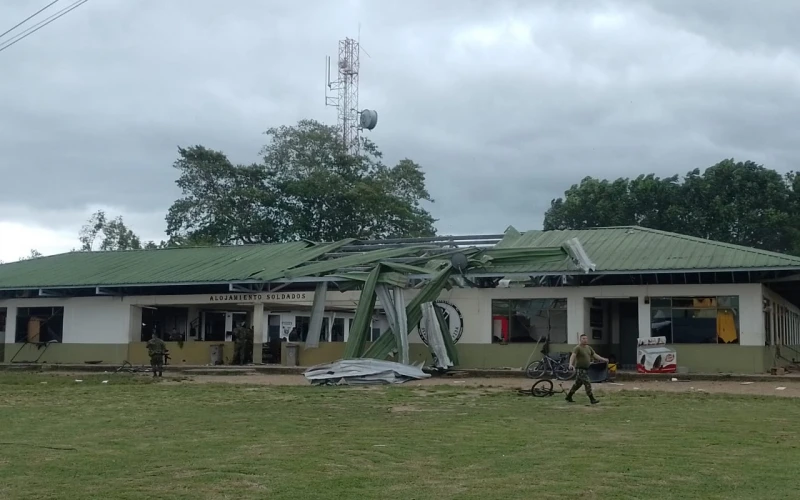 Atentado terrorista del ELN en Arauca deja dos soldados muertos y 26 heridos.