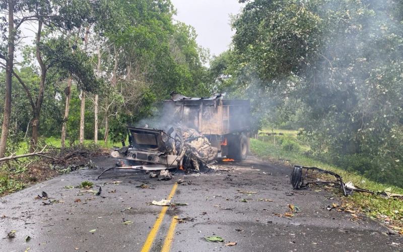 Atentado terrorista del ELN en Arauca deja dos soldados muertos y 26 heridos.