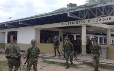 Atentado terrorista del ELN en Arauca deja dos soldados muertos y 26 heridos.