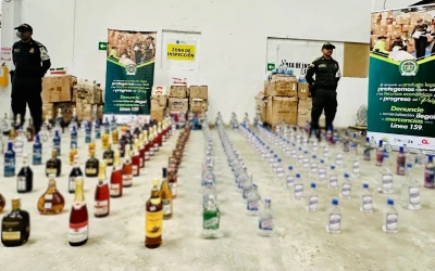 Golpe al comercio ilegal de licores en Bucaramanga: tres capturados y productos incautados