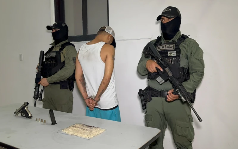 POLICPolicía detiene a hombre armado y con droga en Villa de Girardot