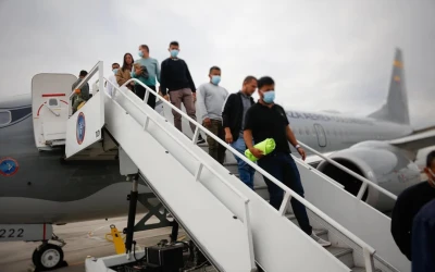 Llega a Colombia primer grupo de  deportados desde EE.UU en avión de la FAC