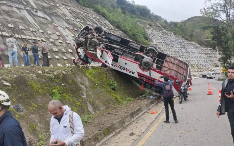 Volcamiento de bus dejó una víctima mortal y 17 heridos