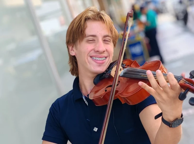 David, el violinista que hace vibrar al Centro de Bucaramanga con su talento