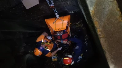 Rescatan a adulto mayor que cayó a una alcantarilla en Piedecuesta