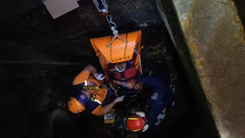 Rescatan a adulto mayor que cayó a una alcantarilla en Piedecuesta