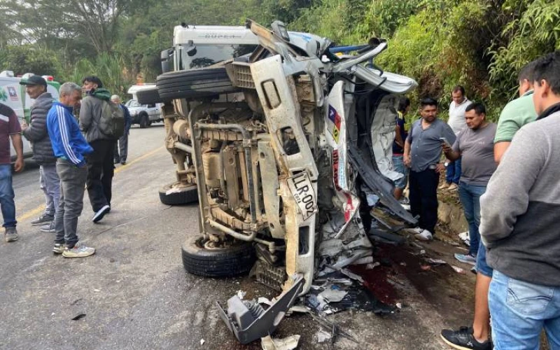 Dos conductores  heridos tras violento choque en la vía Socorro - Oiba