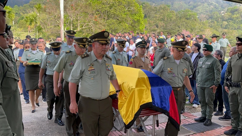 Con honores despiden al intendente Fredy Leal, asesinado en asalto a joyería de Bucaramanga