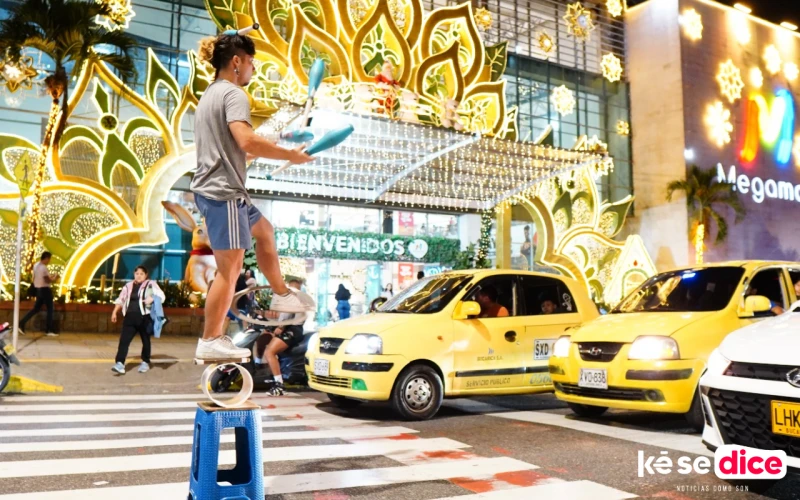 Francisco, el malabarista viajero que enamora con su arte a la ‘Ciudad Bonita’