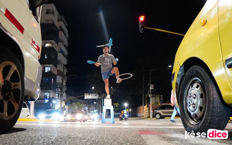 Francisco, el malabarista viajero que enamora con su arte a la ‘Ciudad Bonita’