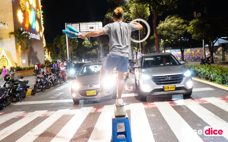 Francisco, el malabarista viajero que enamora con su arte a la ‘Ciudad Bonita’