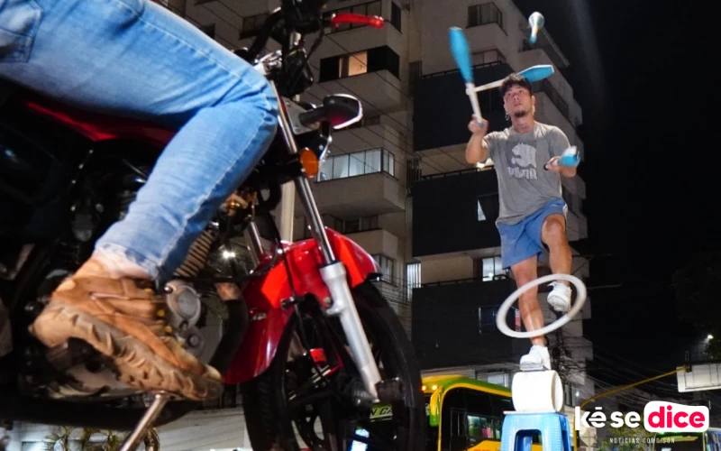 Francisco, el malabarista viajero que enamora con su arte a la ‘Ciudad Bonita’